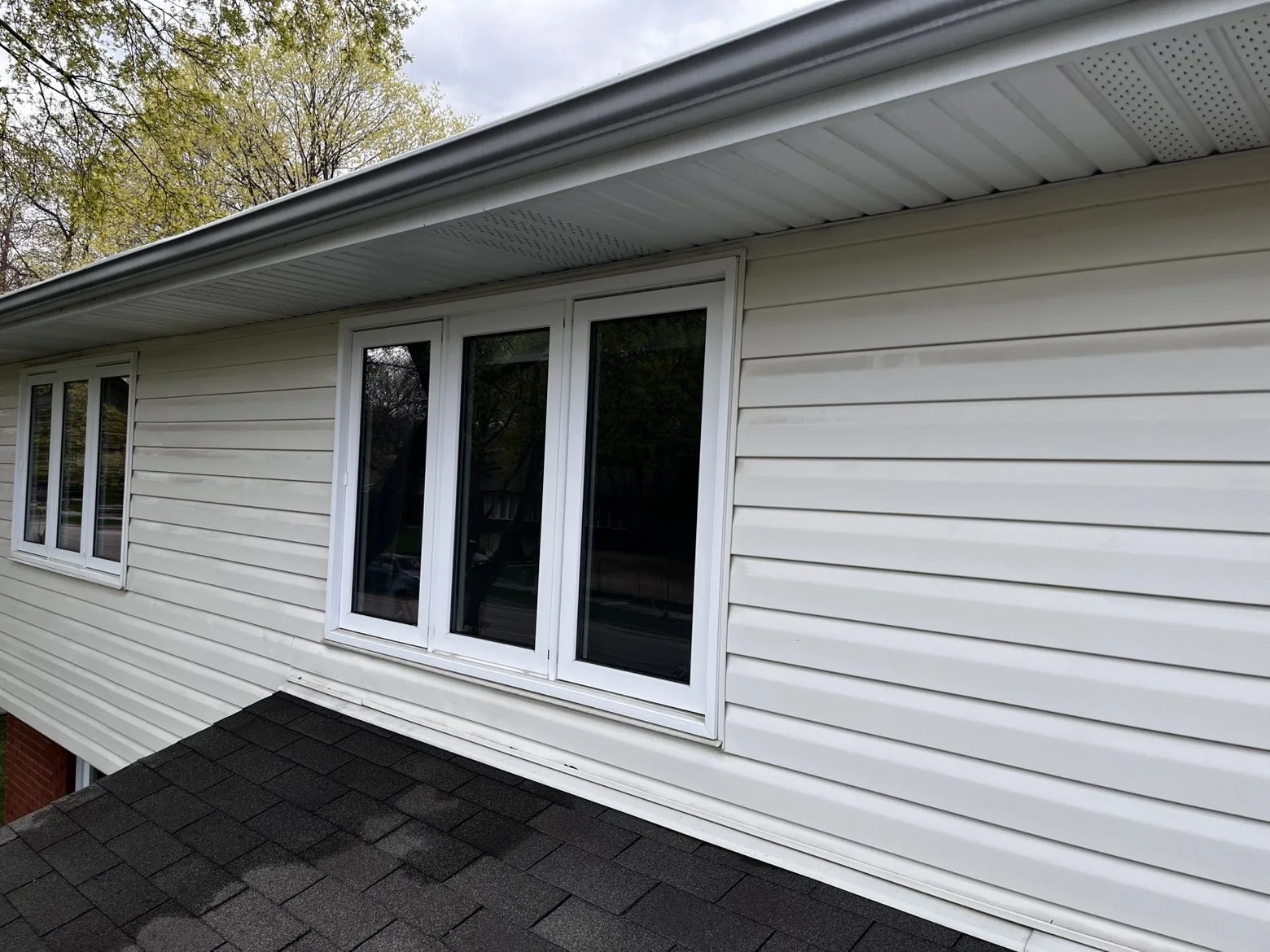 Clean exterior windows and white siding from Wand Wash’s real work